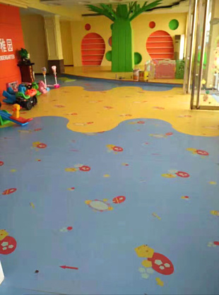请问幼儿园室内铺什么地板好?