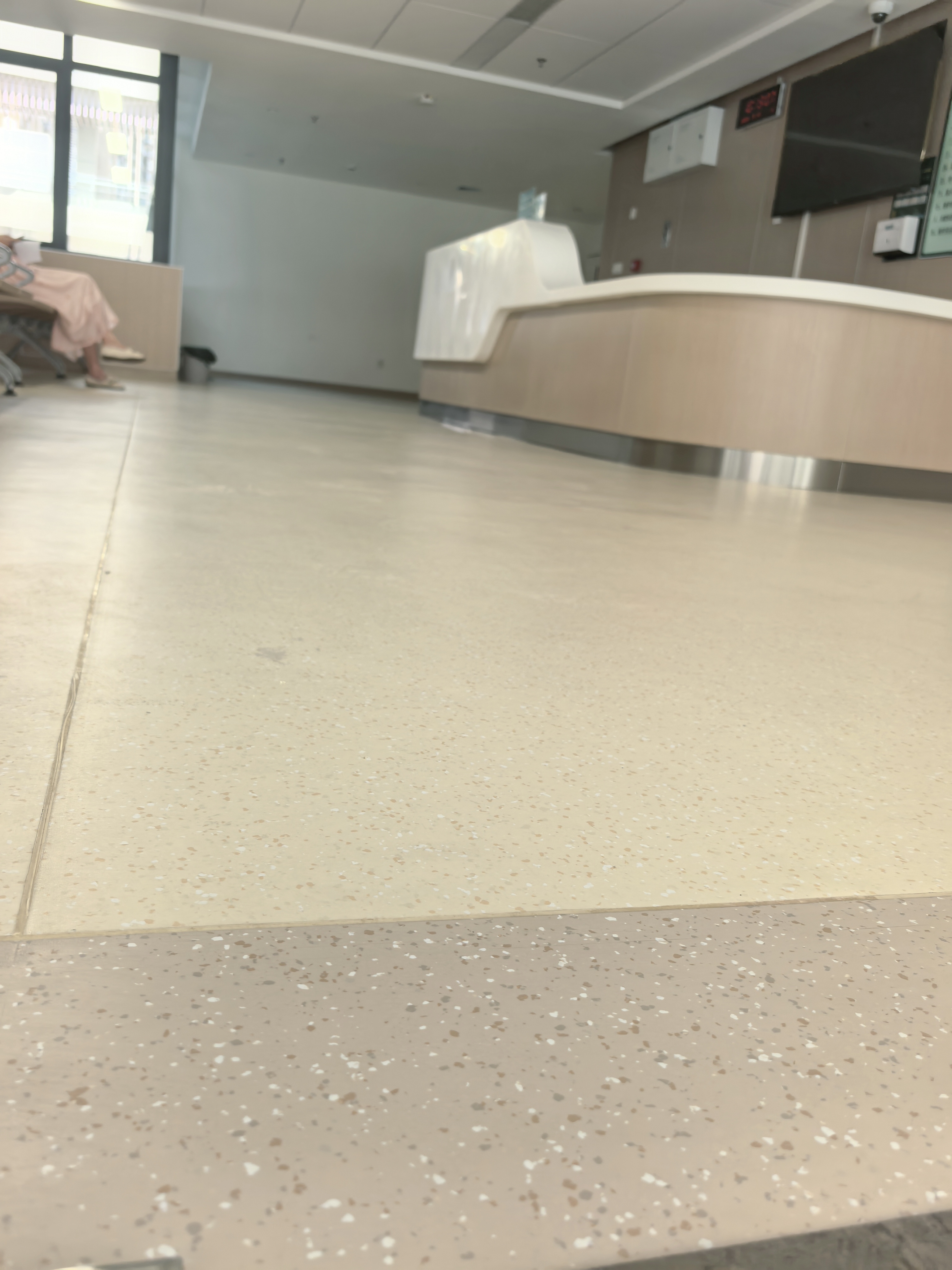 通体同质透心胶地板，重塑现代医疗地面新标准